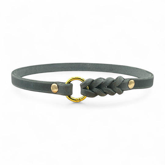 schmales Hundehalsband, ideal für Hundemarken, handgefertigt aus robustem Leder in Grau, personalisierbar