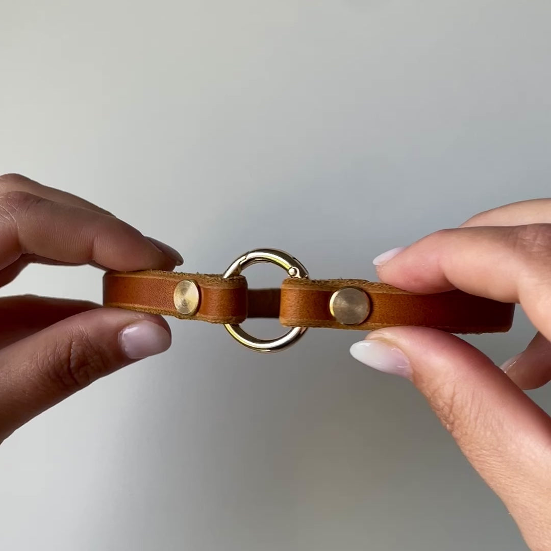 leichtes Markenhalsband, ideal für Hundemarken, handgefertigt aus robustem Leder in Cognac, personalisiert video