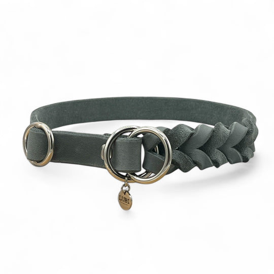 Handgefertigtes Zugstopp Halsband aus hochwertigem Fettleder in grau, ideal für alle Hunde, personalisiert mit Namen und Telefonnummer
