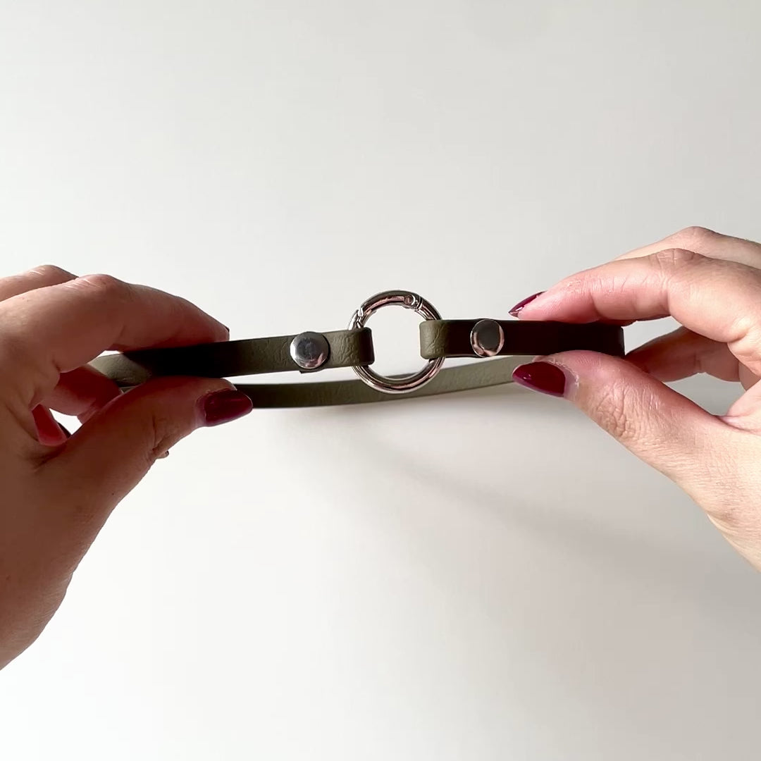 leichtes, schmales Hundehalsband, ideal für Hundemarken, handgefertigt aus robustem Biothane in oliv video