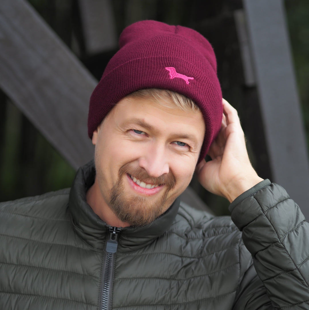 Stylische Beanie - Mütze mit gesticktem Dackel-Motiv für Hunde-Fans, in bordeaux