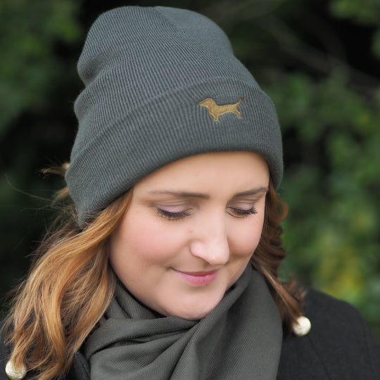 Stylische Beanie - Mütze mit gesticktem Dackel-Motiv für Hunde-Fans, in oliv