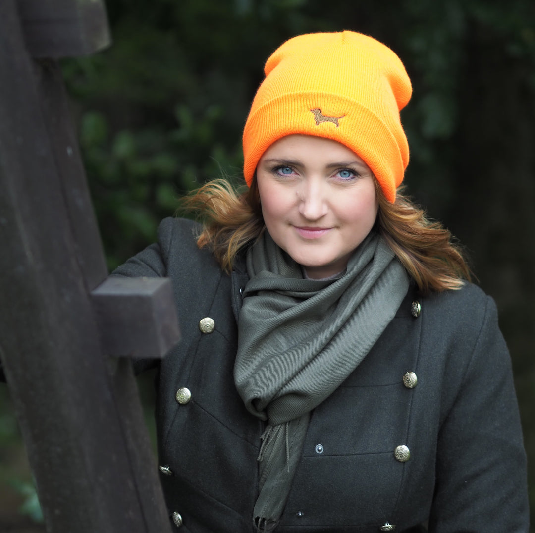 Stylische Beanie - Mütze mit gesticktem Dackel-Motiv für Hunde-Fans, in neon orange , speziell für die Jagd, Jäger, Förstner