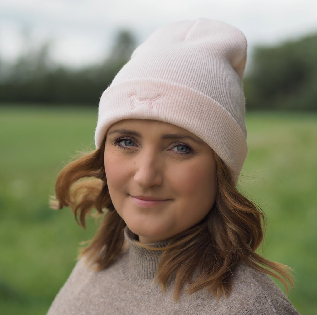 Stylische Beanie - Mütze mit gesticktem Dackel-Motiv für Hunde-Fans, in rosa