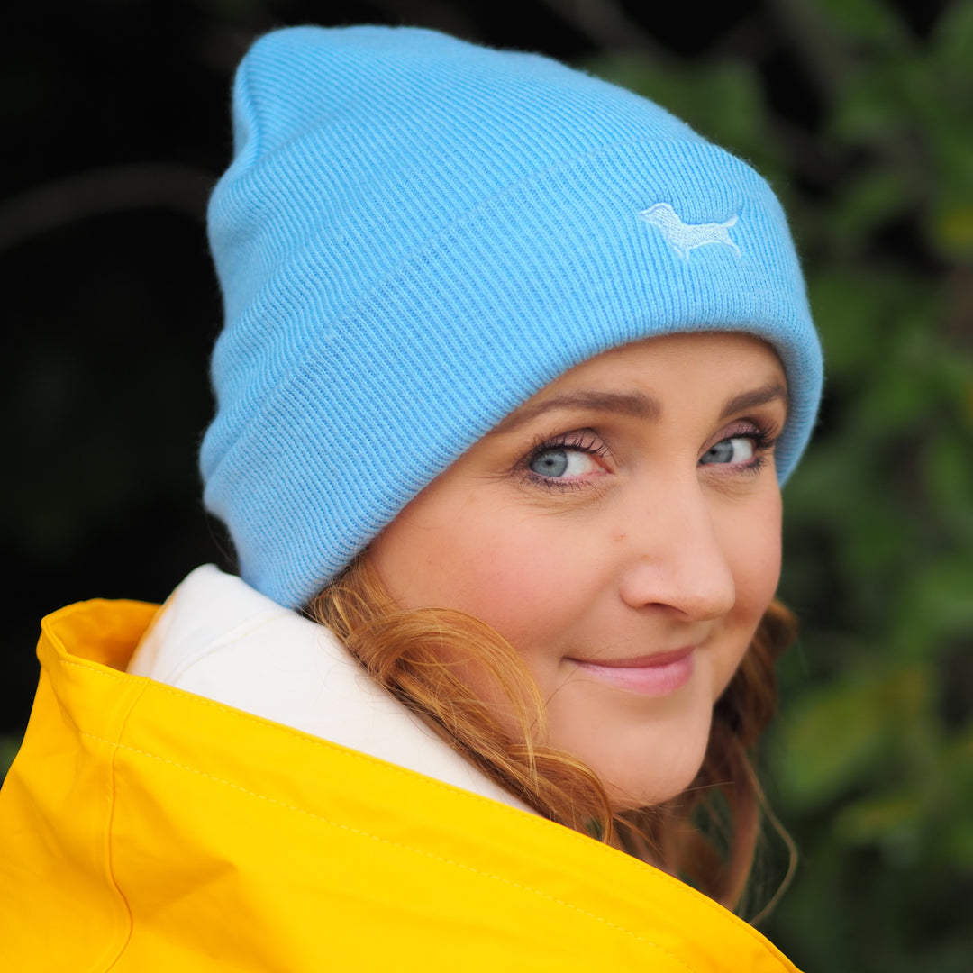 Stylische warme Beanie - Mütze mit gesticktem Dackel-Motiv für Hunde-Fans, in hellblau 